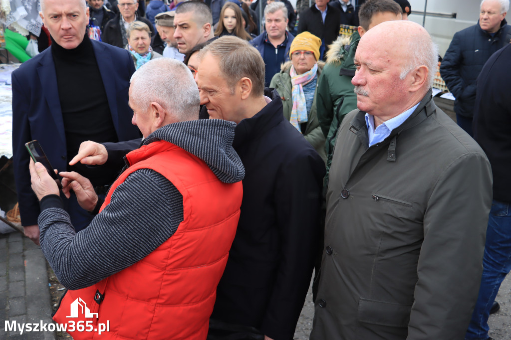 Fotorelacja: Donald Tusk wybrał się na żarecki targ (22.03.2023).