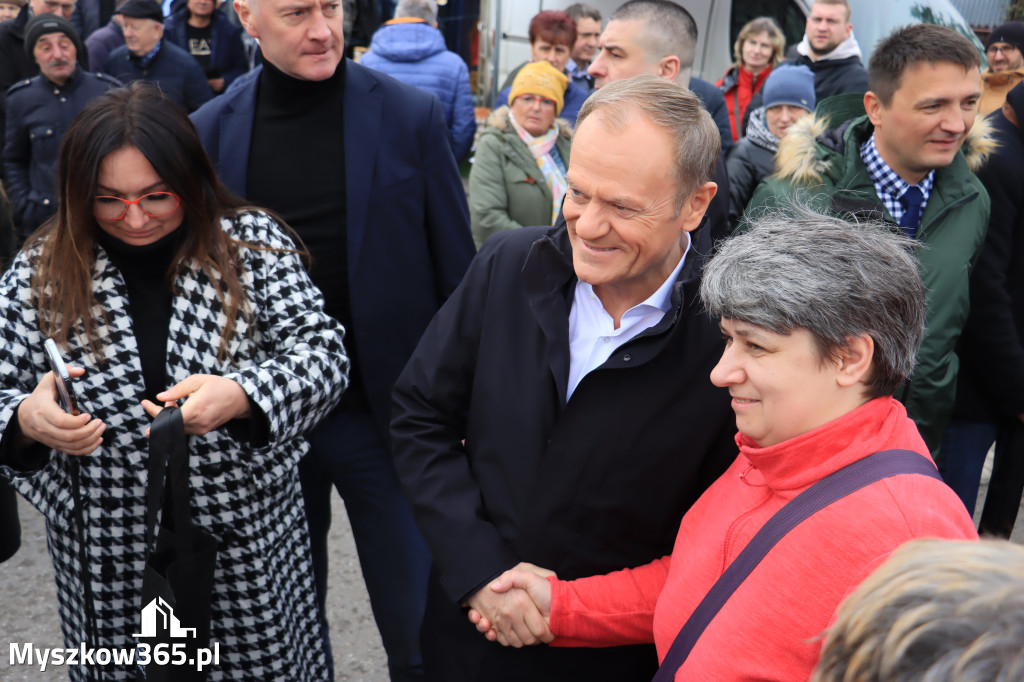 Fotorelacja: Donald Tusk wybrał się na żarecki targ (22.03.2023).