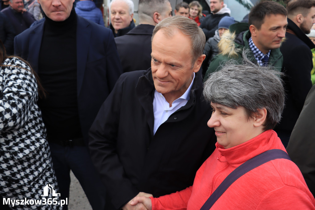 Fotorelacja: Donald Tusk wybrał się na żarecki targ (22.03.2023).