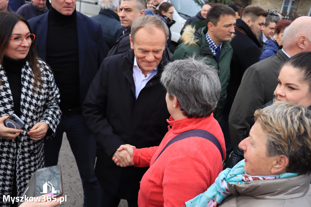 Fotorelacja: Donald Tusk wybrał się na żarecki targ (22.03.2023).