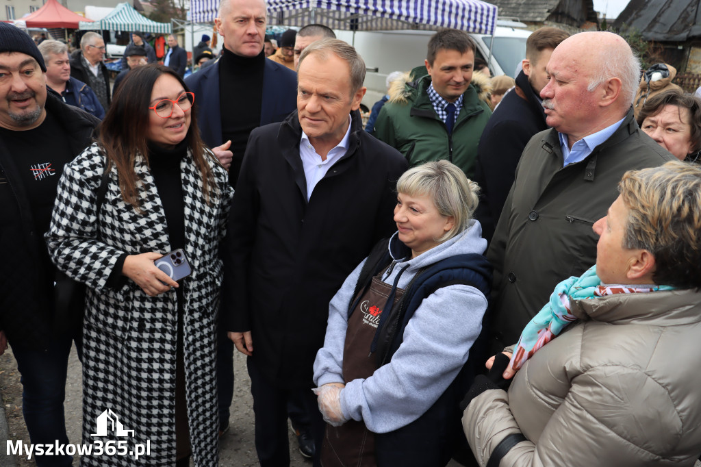 Fotorelacja: Donald Tusk wybrał się na żarecki targ (22.03.2023).