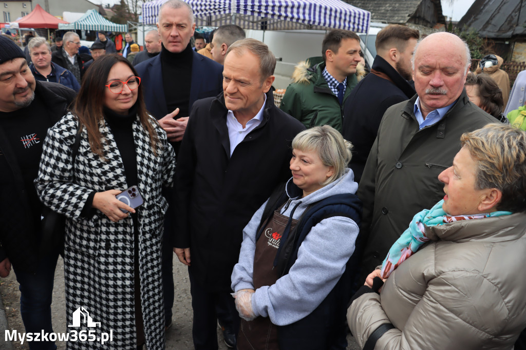 Fotorelacja: Donald Tusk wybrał się na żarecki targ (22.03.2023).