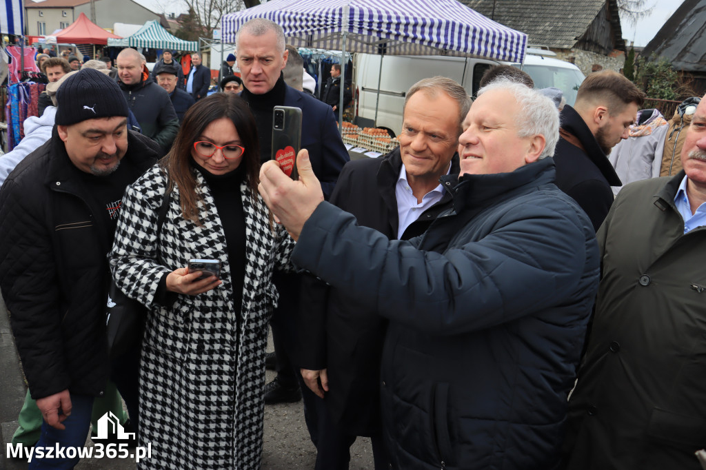 Fotorelacja: Donald Tusk wybrał się na żarecki targ (22.03.2023).