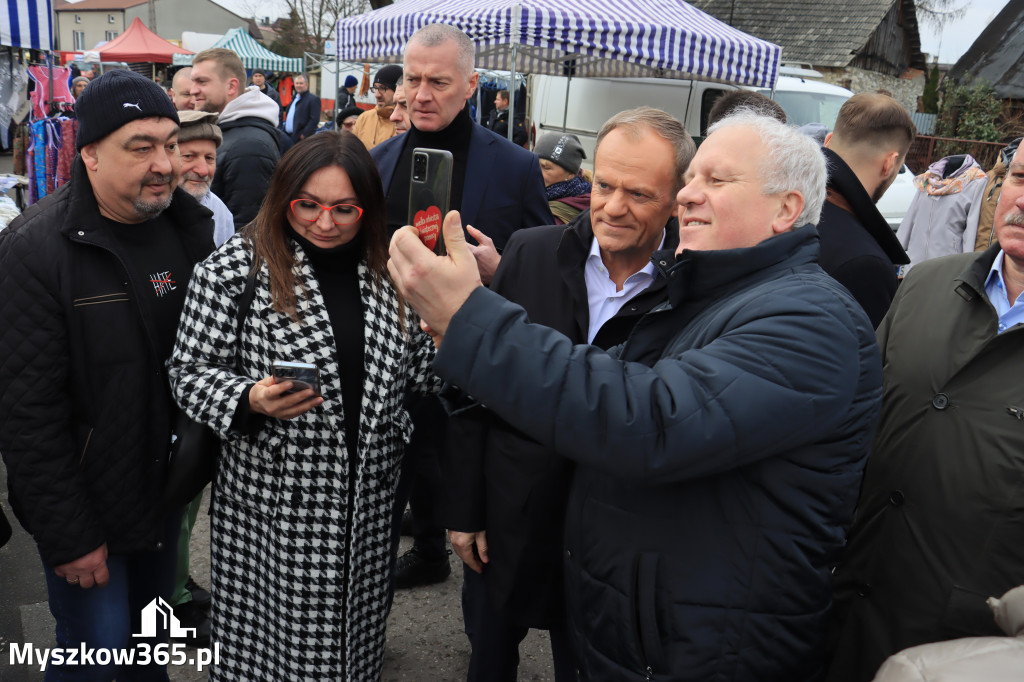 Fotorelacja: Donald Tusk wybrał się na żarecki targ (22.03.2023).