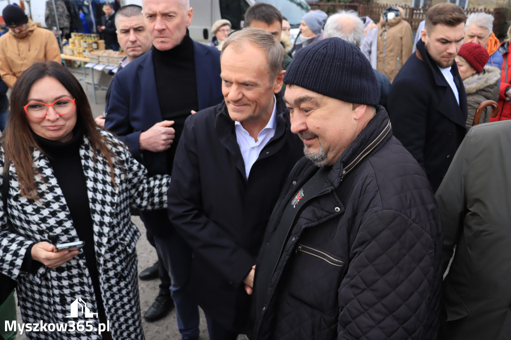 Fotorelacja: Donald Tusk wybrał się na żarecki targ (22.03.2023).