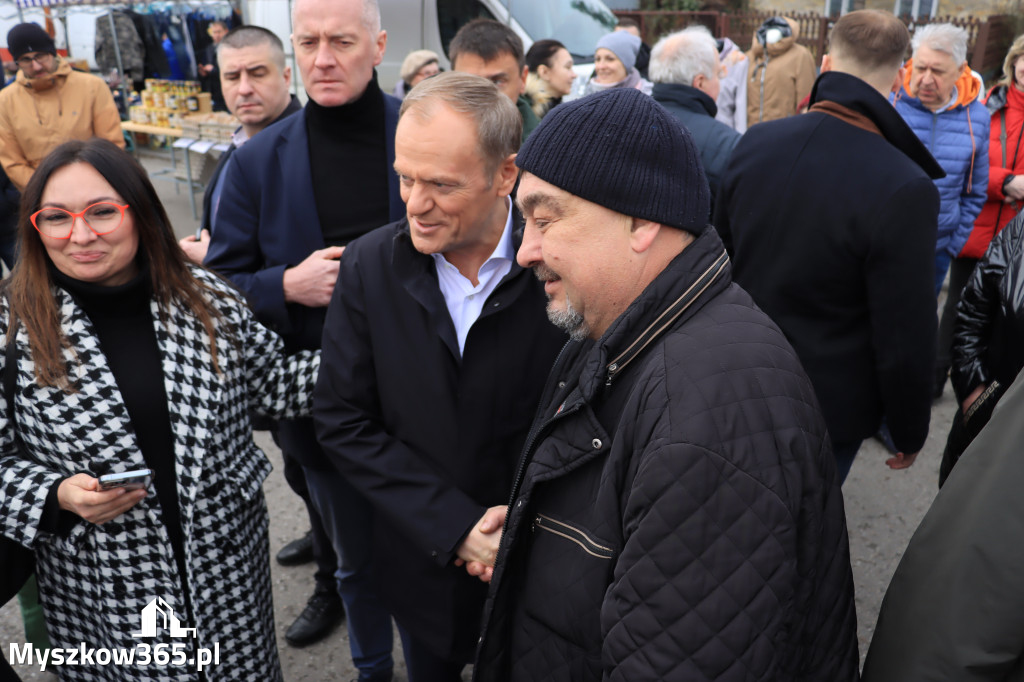 Fotorelacja: Donald Tusk wybrał się na żarecki targ (22.03.2023).