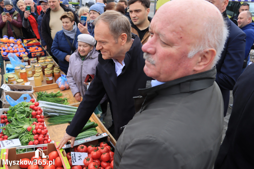 Fotorelacja: Donald Tusk wybrał się na żarecki targ (22.03.2023).