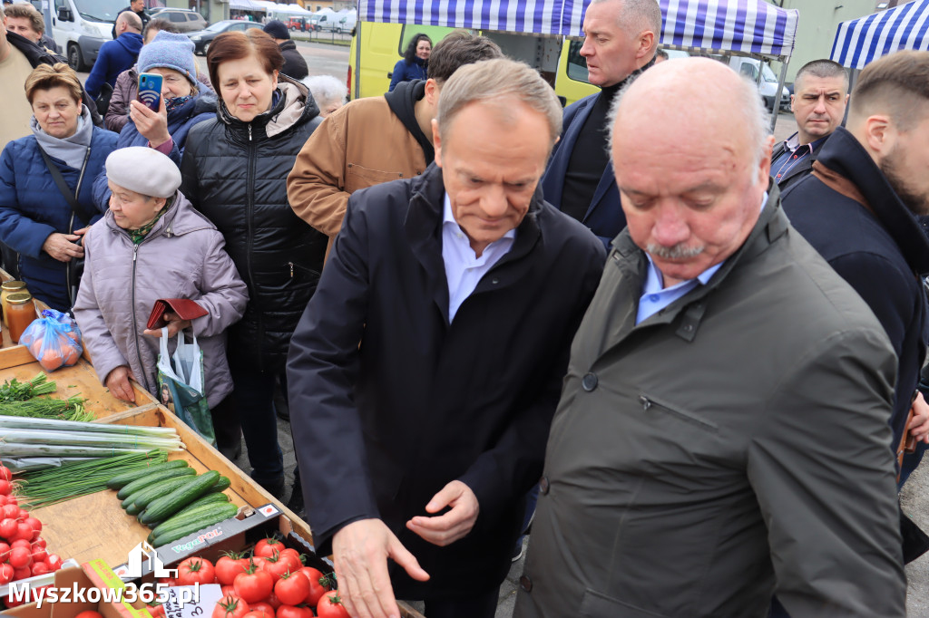 Fotorelacja: Donald Tusk wybrał się na żarecki targ (22.03.2023).