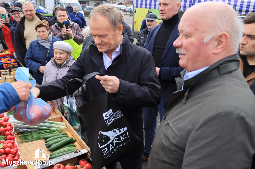 Fotorelacja: Donald Tusk wybrał się na żarecki targ (22.03.2023).