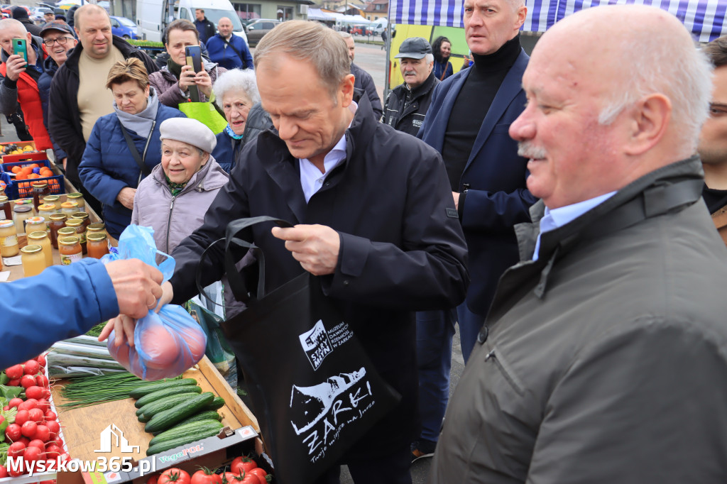 Fotorelacja: Donald Tusk wybrał się na żarecki targ (22.03.2023).