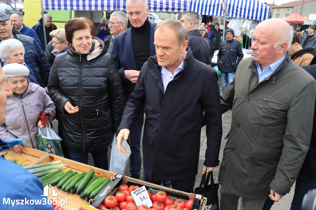 Fotorelacja: Donald Tusk wybrał się na żarecki targ (22.03.2023).