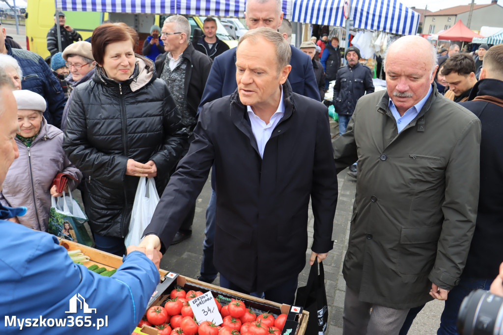 Fotorelacja: Donald Tusk wybrał się na żarecki targ (22.03.2023).