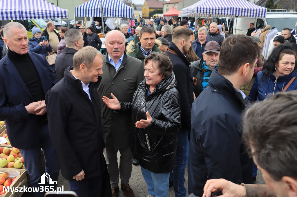 Fotorelacja: Donald Tusk wybrał się na żarecki targ (22.03.2023).