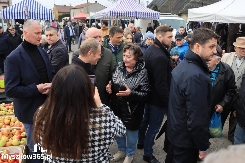 Fotorelacja: Donald Tusk wybrał się na żarecki targ (22.03.2023).