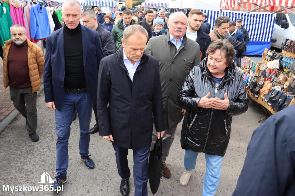 Fotorelacja: Donald Tusk wybrał się na żarecki targ (22.03.2023).