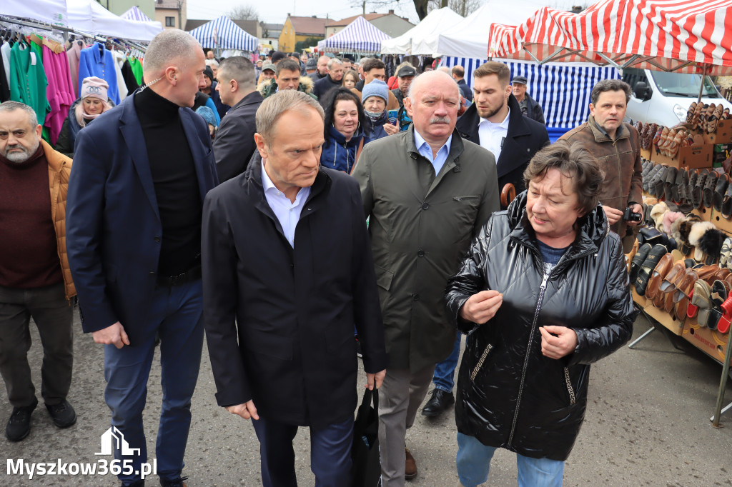 Fotorelacja: Donald Tusk wybrał się na żarecki targ (22.03.2023).