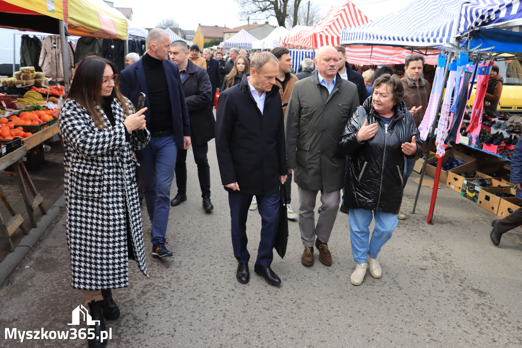 Fotorelacja: Donald Tusk wybrał się na żarecki targ (22.03.2023).