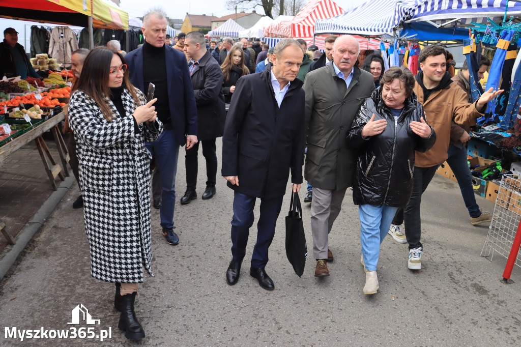 Fotorelacja: Donald Tusk wybrał się na żarecki targ (22.03.2023).