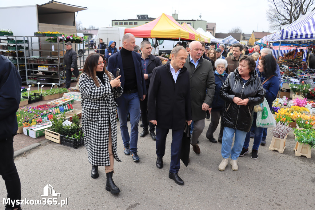 Fotorelacja: Donald Tusk wybrał się na żarecki targ (22.03.2023).