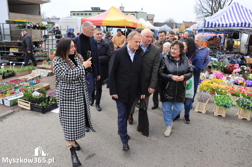 Fotorelacja: Donald Tusk wybrał się na żarecki targ (22.03.2023).