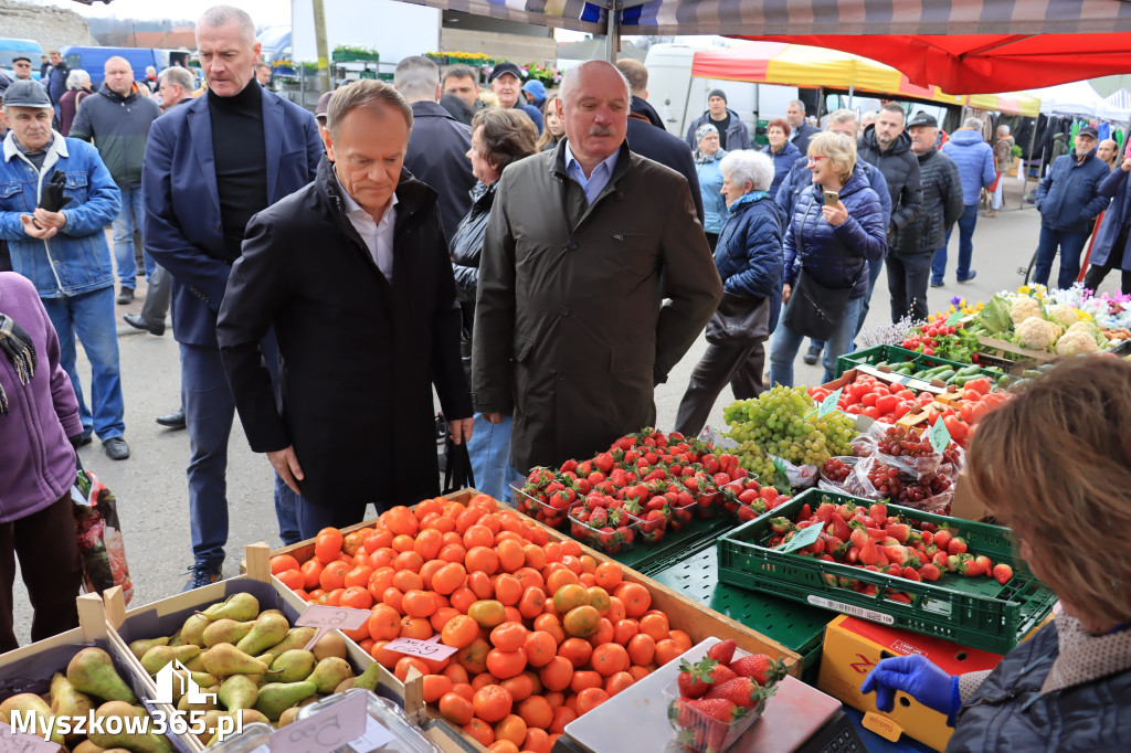 Fotorelacja: Donald Tusk wybrał się na żarecki targ (22.03.2023).