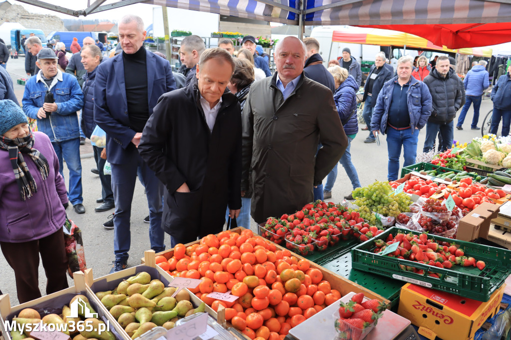 Fotorelacja: Donald Tusk wybrał się na żarecki targ (22.03.2023).