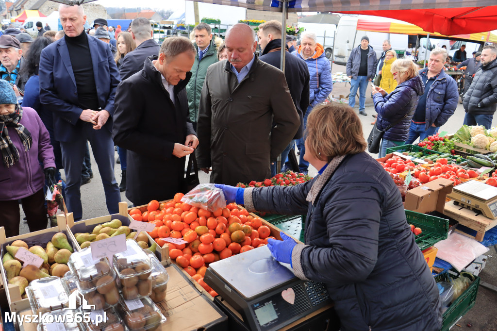 Fotorelacja: Donald Tusk wybrał się na żarecki targ (22.03.2023).