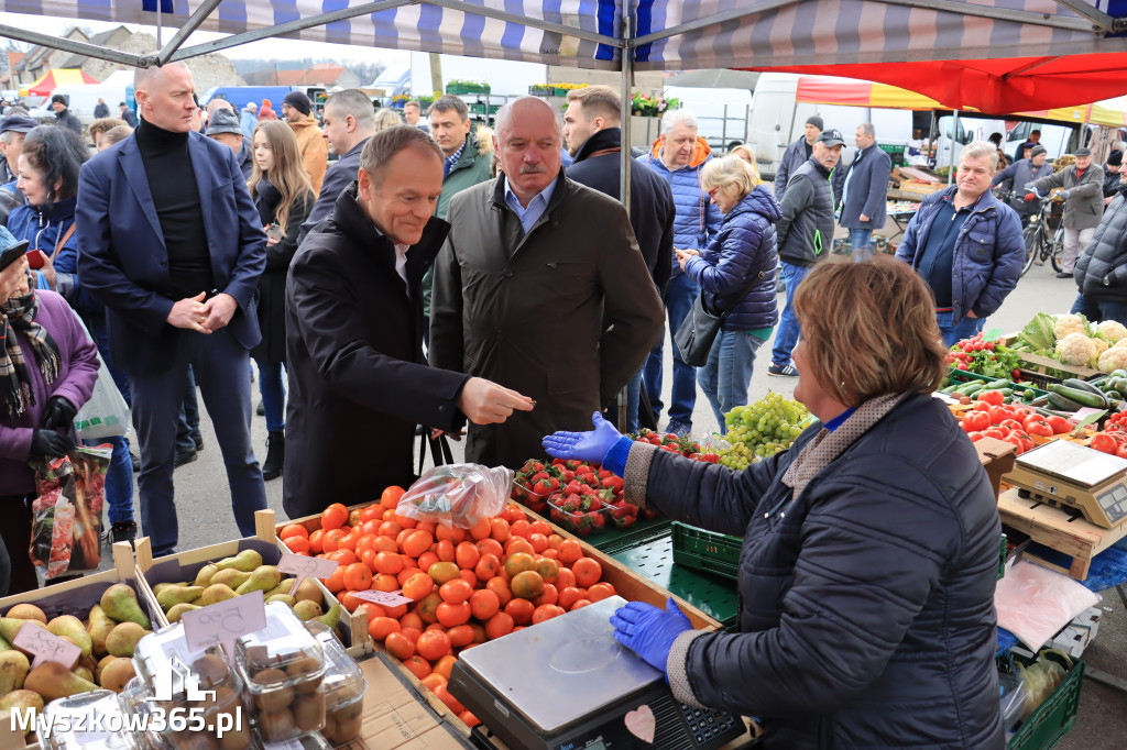 Fotorelacja: Donald Tusk wybrał się na żarecki targ (22.03.2023).