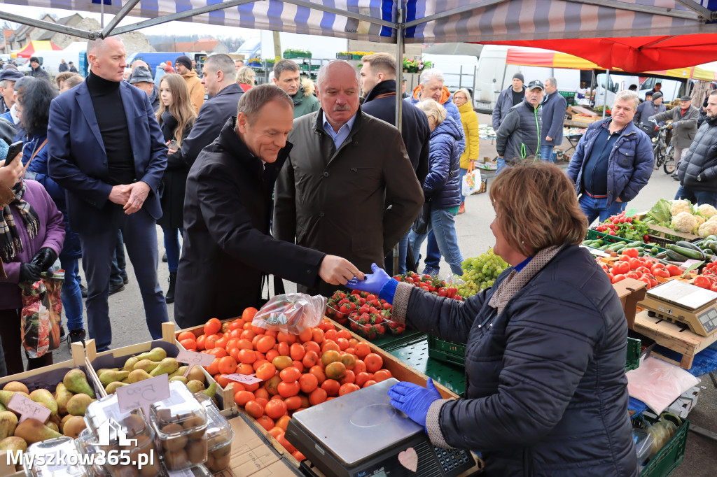 Fotorelacja: Donald Tusk wybrał się na żarecki targ (22.03.2023).