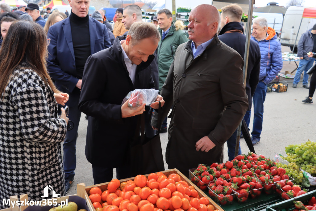 Fotorelacja: Donald Tusk wybrał się na żarecki targ (22.03.2023).