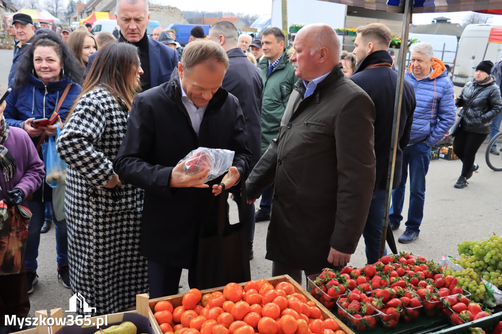 Fotorelacja: Donald Tusk wybrał się na żarecki targ (22.03.2023).