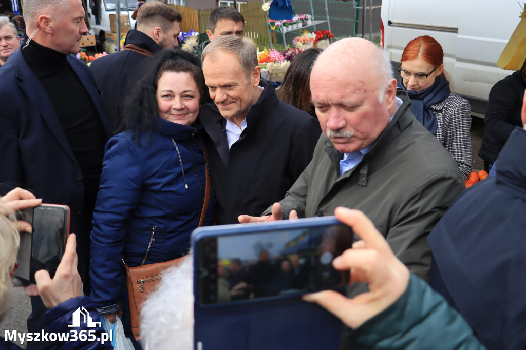 Fotorelacja: Donald Tusk wybrał się na żarecki targ (22.03.2023).