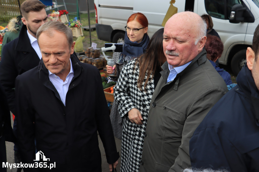 Fotorelacja: Donald Tusk wybrał się na żarecki targ (22.03.2023).