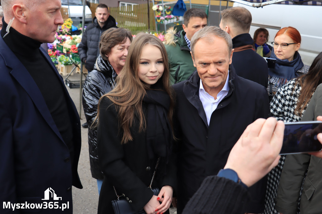 Fotorelacja: Donald Tusk wybrał się na żarecki targ (22.03.2023).