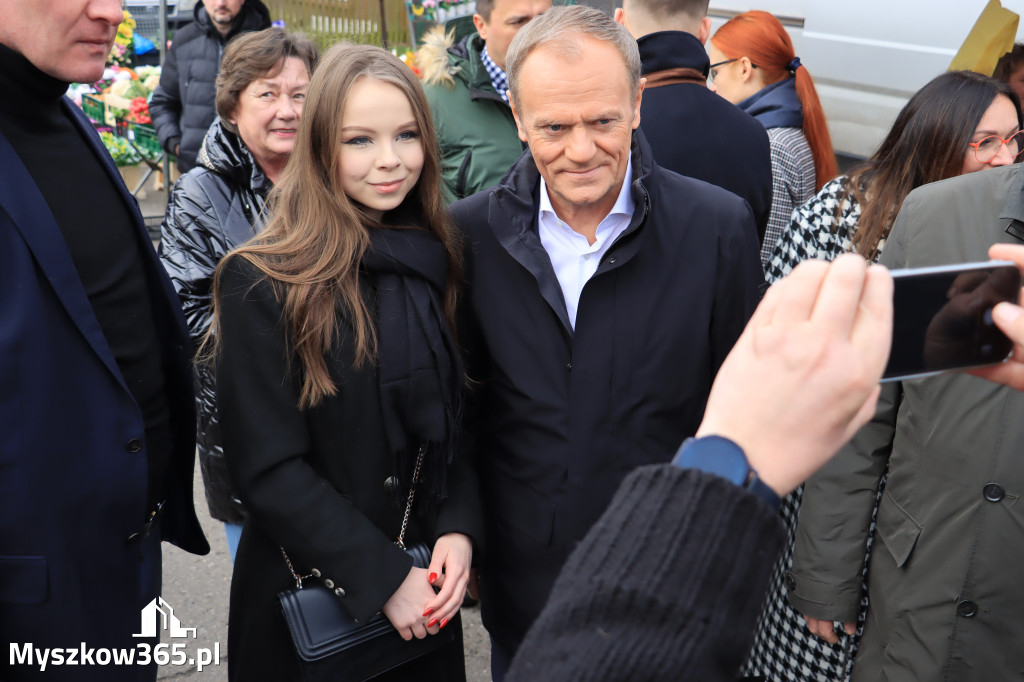 Fotorelacja: Donald Tusk wybrał się na żarecki targ (22.03.2023).