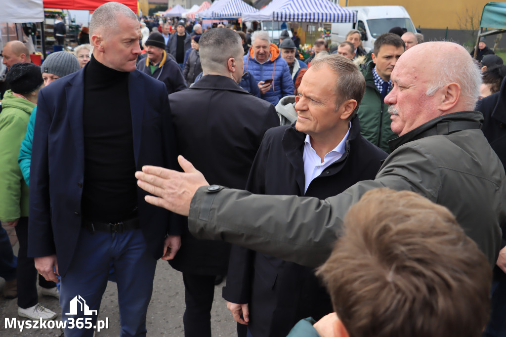 Fotorelacja: Donald Tusk wybrał się na żarecki targ (22.03.2023).