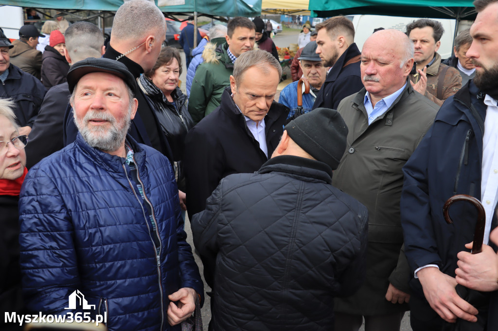 Fotorelacja: Donald Tusk wybrał się na żarecki targ (22.03.2023).