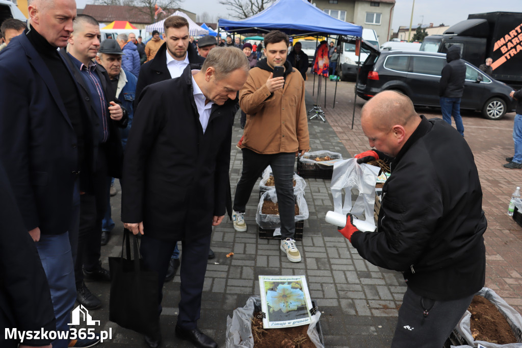 Fotorelacja: Donald Tusk wybrał się na żarecki targ (22.03.2023).