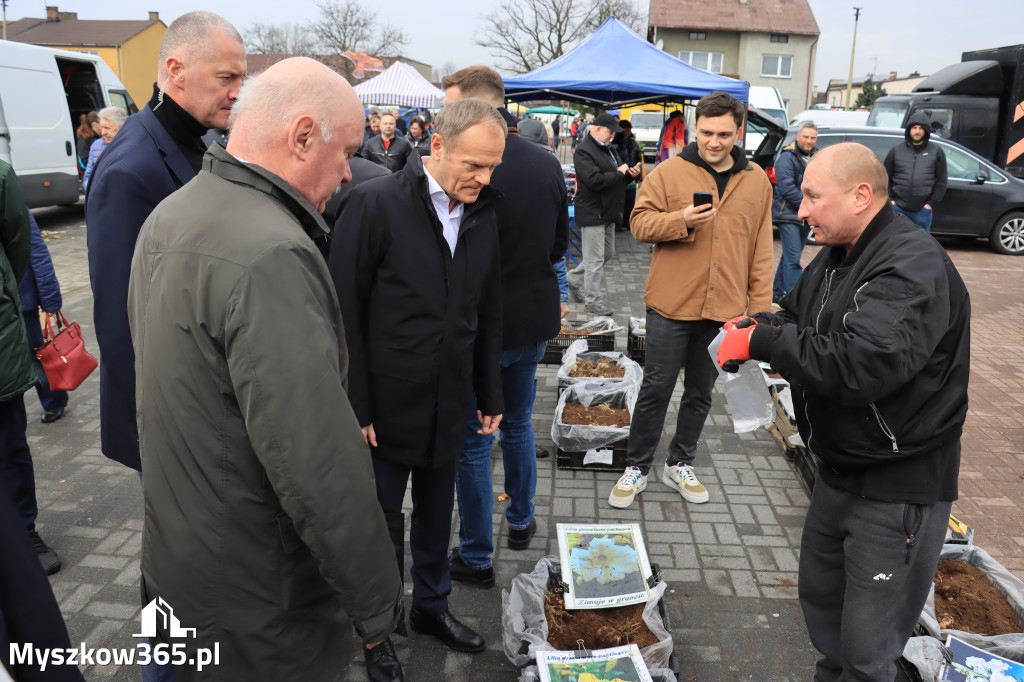 Fotorelacja: Donald Tusk wybrał się na żarecki targ (22.03.2023).