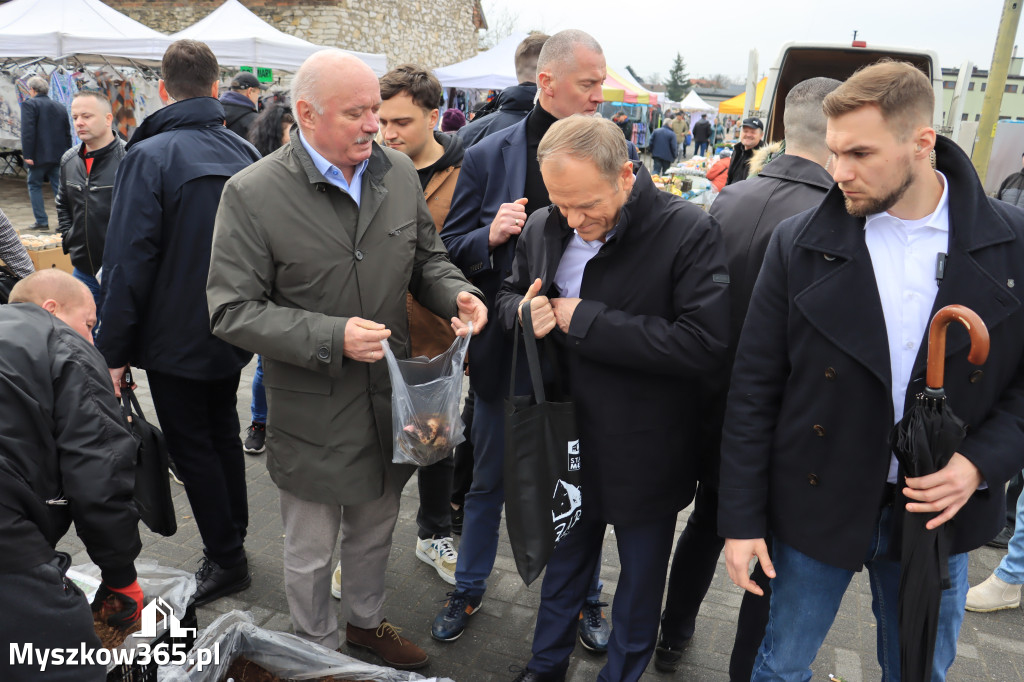 Fotorelacja: Donald Tusk wybrał się na żarecki targ (22.03.2023).