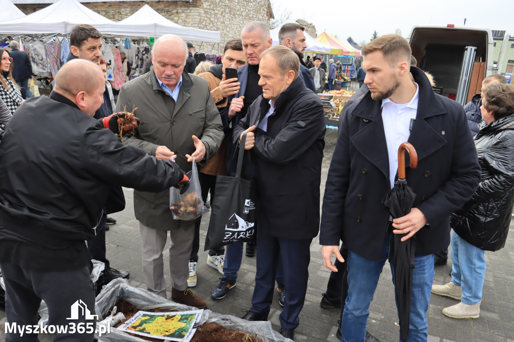 Fotorelacja: Donald Tusk wybrał się na żarecki targ (22.03.2023).