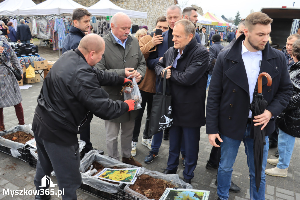 Fotorelacja: Donald Tusk wybrał się na żarecki targ (22.03.2023).