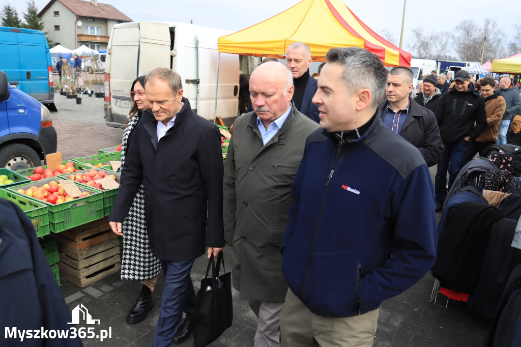 Fotorelacja: Donald Tusk wybrał się na żarecki targ (22.03.2023).