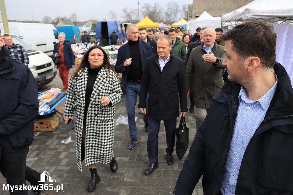 Fotorelacja: Donald Tusk wybrał się na żarecki targ (22.03.2023).