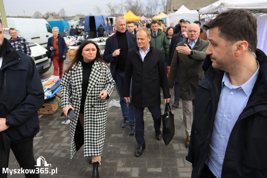 Fotorelacja: Donald Tusk wybrał się na żarecki targ (22.03.2023).