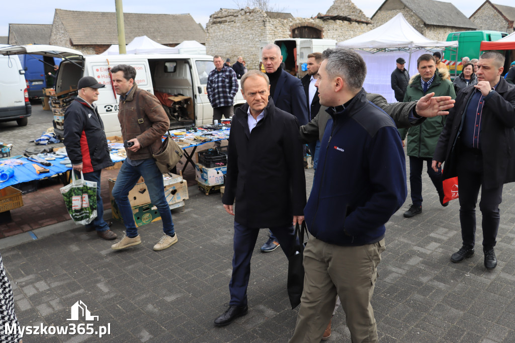 Fotorelacja: Donald Tusk wybrał się na żarecki targ (22.03.2023).