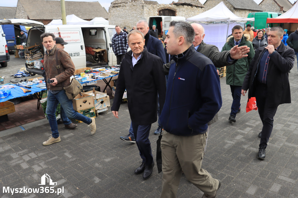 Fotorelacja: Donald Tusk wybrał się na żarecki targ (22.03.2023).