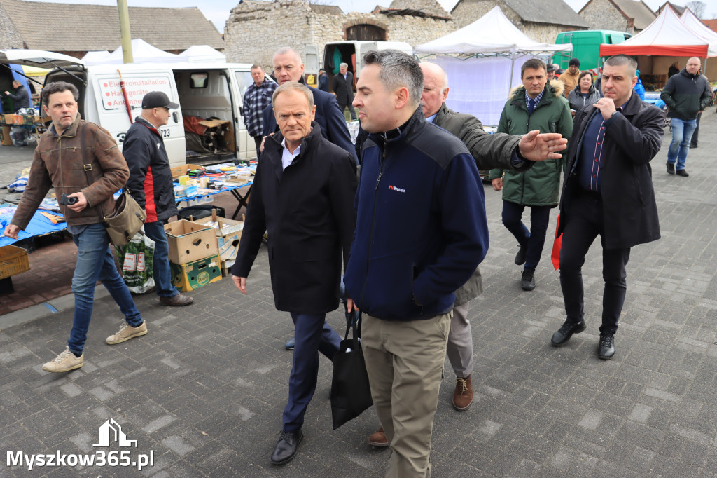 Fotorelacja: Donald Tusk wybrał się na żarecki targ (22.03.2023).