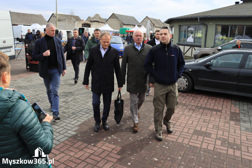 Fotorelacja: Donald Tusk wybrał się na żarecki targ (22.03.2023).