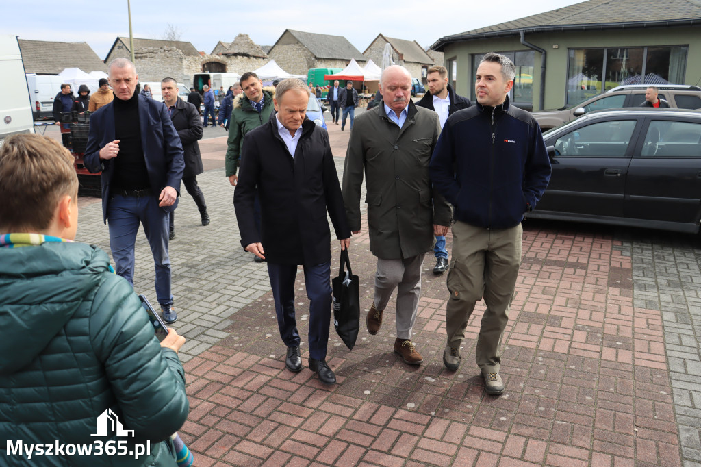 Fotorelacja: Donald Tusk wybrał się na żarecki targ (22.03.2023).